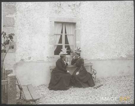 Madame de Rozières et Madame Riston assises (Bullet)